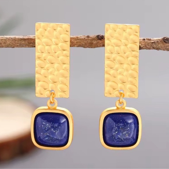 Vintage Hammered Gold Blue Gem Design Earrings - Picture 8 of 9
